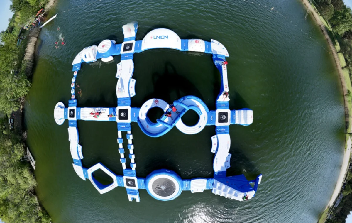Der Aquapark am Bernsteinsee von oben, Luftaufnahme mit nummerierten Elementen